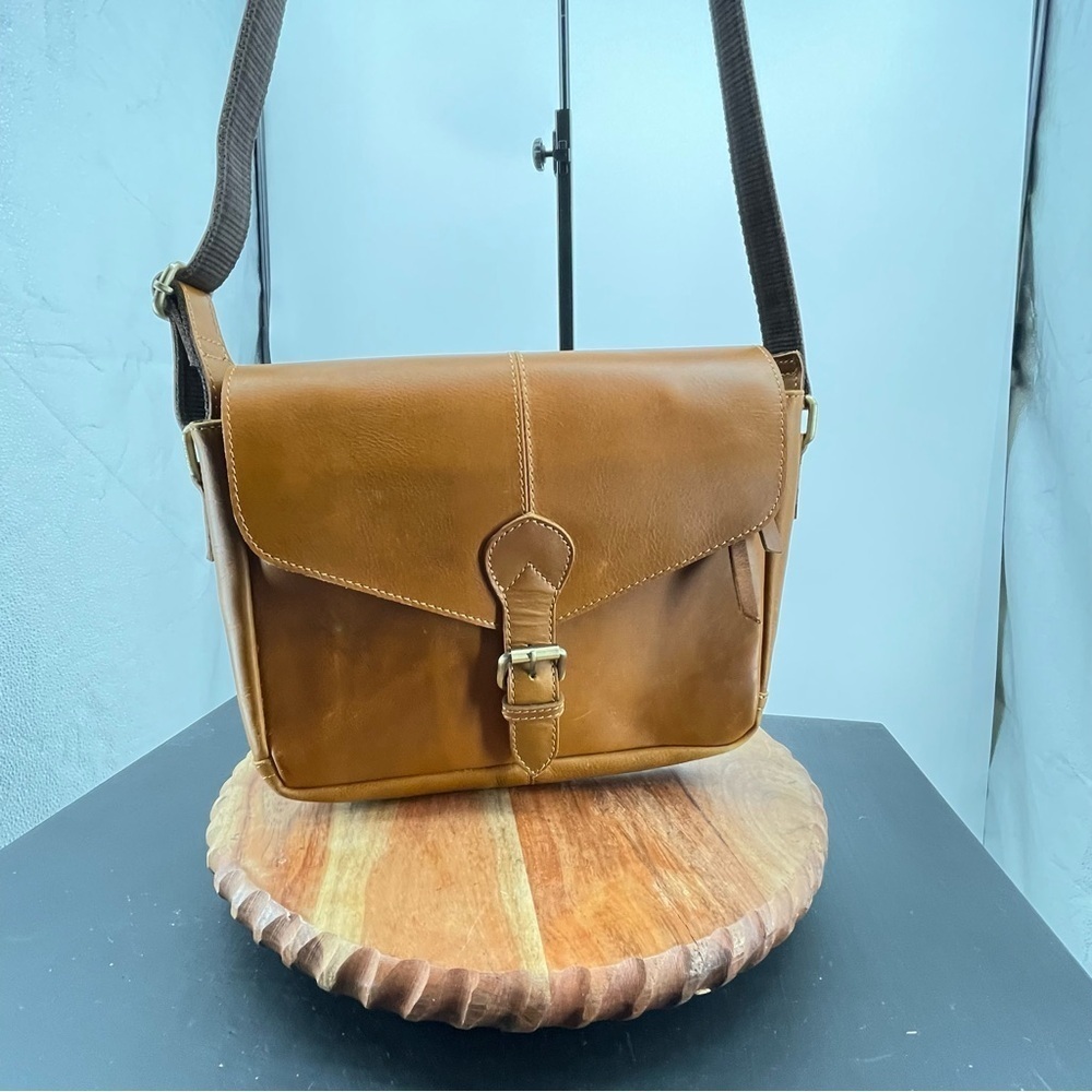 KomalC brown leather crossbody bag magnetic closure‎